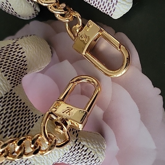 🆕️Luxury 🐕 White Doggie Damier azur Style Leather Novelty Keychain / Bag Charm - Picture 3 of 16